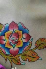 klatka piersiowa piękny kolor kwiatowy wzór tatuażu