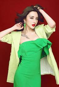 temperament beauty model Feng Yuzhi sexy chest tattoo