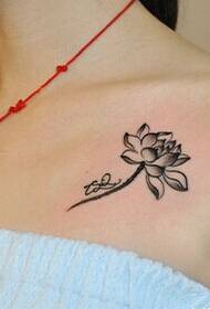 pettu frontale femminile una foto di tatuaggio monocromatic di lotus
