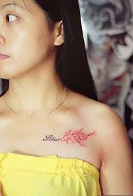 ສາຍຄໍ ຄຳ ແບບອັງກິດສົດຂອງ Goldfish Clavicle Tattoo ຮູບພາບ