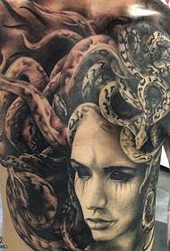Krūškurvja klasiskās čūskas matu sieviešu tetovējums