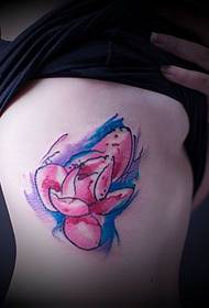 image de tatouage de poitrine côté lotus d'encre créative