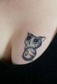 큰 가슴 소녀 가슴 작은 귀여운 고양이 문신 사진 그림