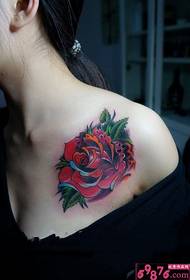 krūtinės subtilaus rožių tatuiruotės paveikslėlis