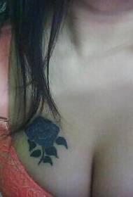 Sexy dievča na hrudi modrá ruža tetovanie vzor obrázok