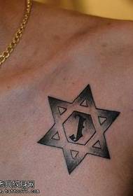 ຮູບແບບ tattoo star ຫນ້າເອິກຫົກຈຸດ
