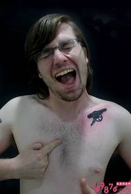 слика за тетоважа со топови од странец со клавикула