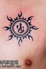 胸部图腾太阳梵文纹身图案