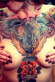 sexy fille poitrine belle grande tête de taureau fleur photo tatouage