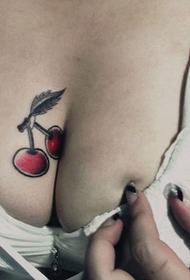 Cseresznye tetoválás a repedésekben