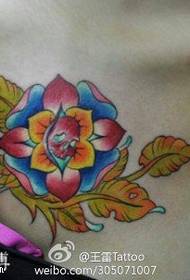 krāsa spilgts ziedu tetovējums modelis