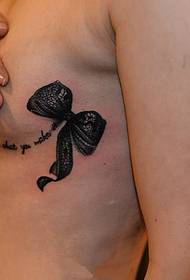 imagen atractiva del tatuaje del arco del pecho