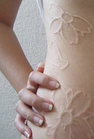 partea feminină a taliei frumoase și frumoase tatuaj invizibil