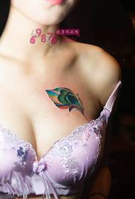 секси слика со тетоважи со пауни од пауни