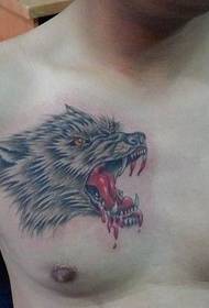 dominante man druipende bloed wolf hoofd tattoo