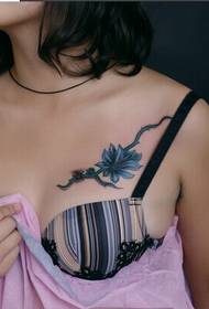 女の子の胸の美しい花のつるタトゥー