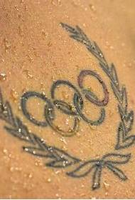 снимка снимка на олимпийски татуировка с пет пръстена на спортист