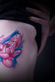 skaistums radošā tinte lotosa pusē krūšu kurvja tetovējums