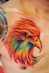 una hermosa foto de tatuaje de águila en el pecho