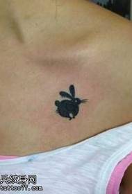 ładny mały tatuaż z motywem królika 55106 - sześciokątny wzór tatuażu na piersi