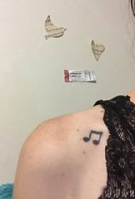 音符纹身 女生肩部黑色的音符纹身图片