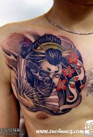un patrón de tatuaje de geisha de color en el pecho Proporcionado por tattoo