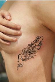 schönes bild des van gogh tattoo musters unter der schönen brust