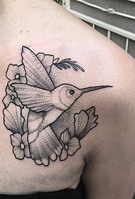 pečių kolibrio gėlių dūrio tatuiruotės modelis