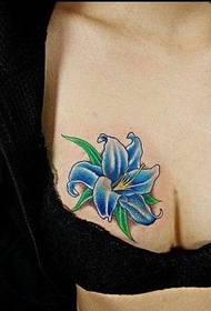가슴 문신 패턴 : 가슴 색 꽃 백합 문신 패턴