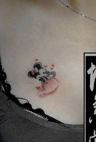 女孩子胸部可爱的米老鼠纹身图案