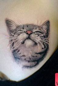 poitrine de beauté un motif de tatouage de chat