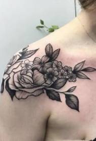 kvinnlig axelblomma tatuering --- en grupp kvinnliga händer på axlarna på blommatatueringen mönster bild