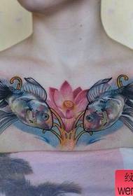 naisen rinnassa väri Kalat tatuointi malli