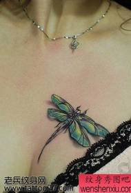 model de tatuaj de libelule cu piept de frumusețe