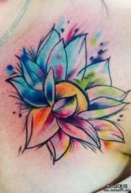 schouder kleur inkt lotus tattoo patroon