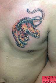 una figura di tatuatu hà cunsigliatu un tatuu di tigre di petra funziona