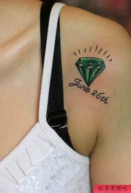 一幅女人肩部钻石字母刺青图案