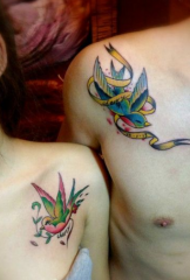 pasangan bahu populer pola tato menelan kecil yang indah