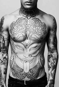 Europako eta Amerikako gizonen bularreko tatuaje ederra