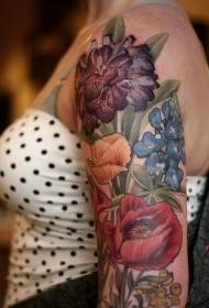 女性的肩膀顏色逼真的花紋身圖片