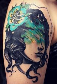 Retrato de muller en cor de ombreiro con patrón de tatuaxe de flores