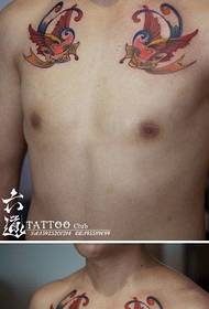 fiú mellkasán népszerű klasszikus kis fecske tetoválás mintát