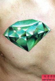 polecam tatuaż z diamentem na klatce piersiowej