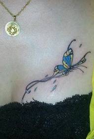 tyttö rinnassa väri perhonen tatuointi malli