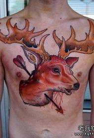 trabalhos de tatuagem de antílope no peito