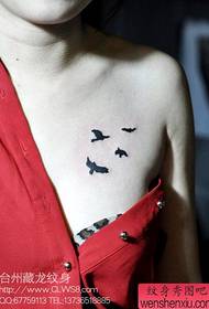 meisje borst prachtige lytse totemfûgel tattoo patroan