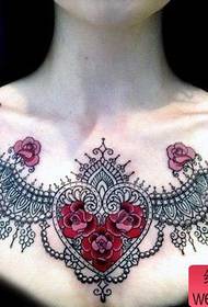 piękna klatka piersiowa popularny klasyczny wzór tatuażu koronkowego