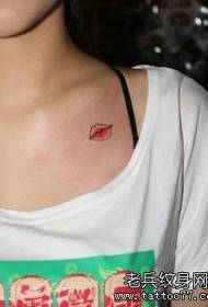 Meedchen Brust kleng Faarf Lip Print Tattoo Muster