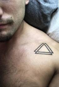 Geometric tattoo အထီးပခုံးအနက်ရောင်တြိဂံတက်တူးထိုးပုံ