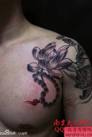 æstetisk klassisk mandlige bryst lotus og perle tatoveringsmønster